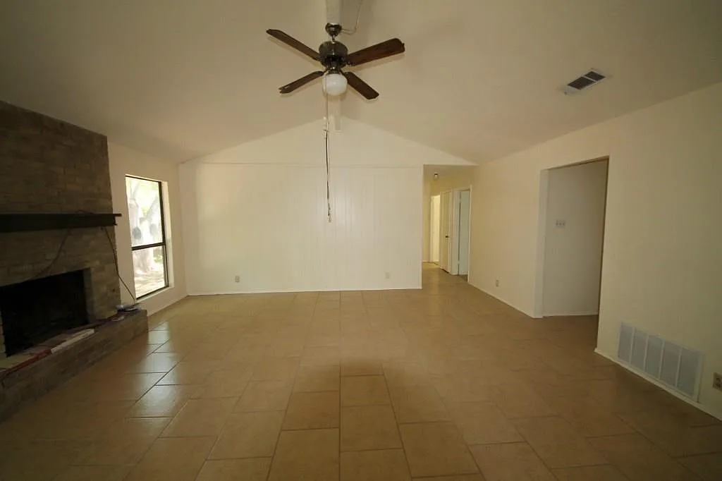 3 bed, 2.0 bath, 1145 sqft, $1,895 — Photo 2