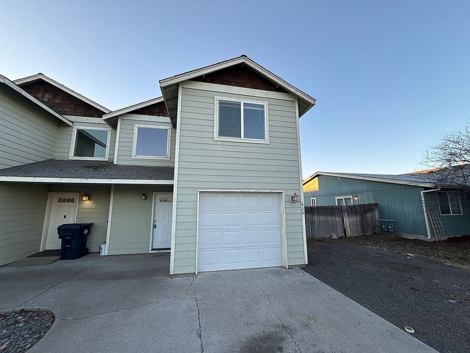 1st image of 824-826 NE Maple Leaf Ct #Bb045ef05