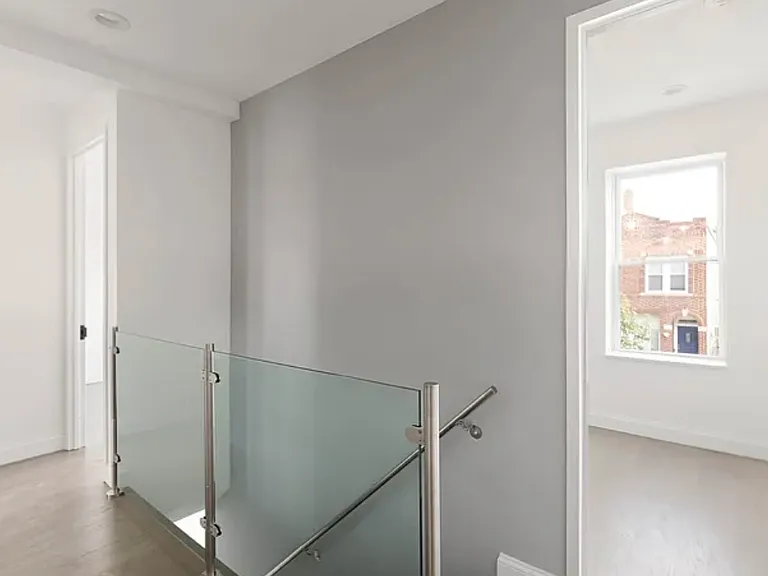 1738 E 4th St #1G — Photo 8