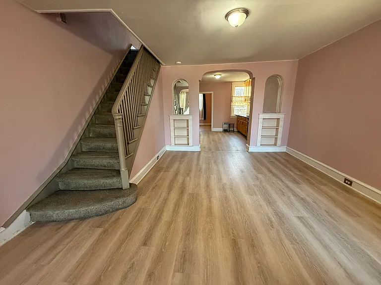 212 E Sheldon St — Photo 6