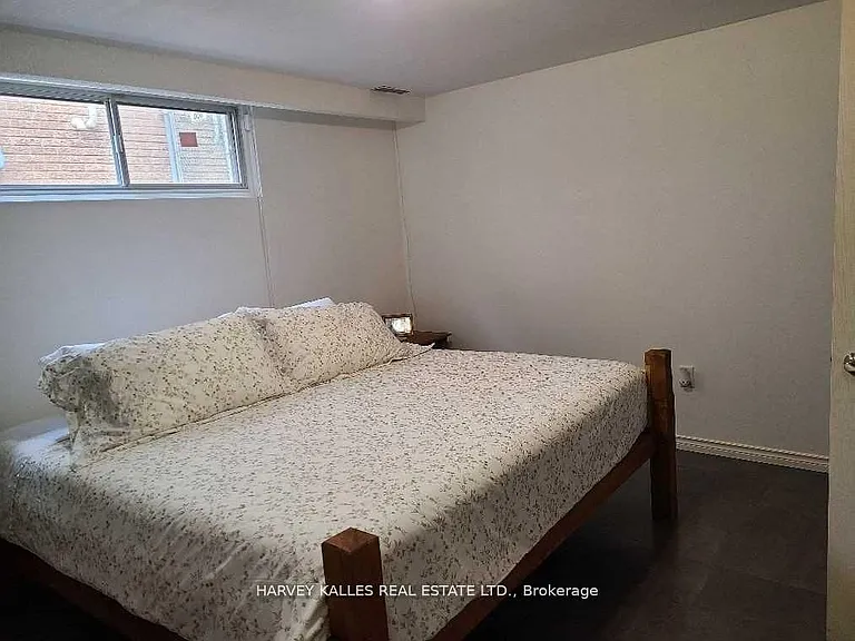2379 Hensall St #LOWER — Photo 8