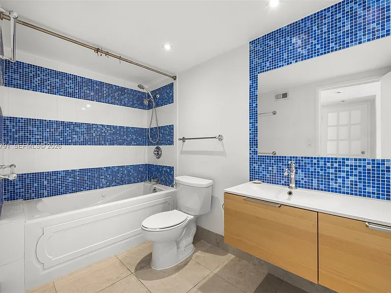 900 Bay Dr #1005 — Photo 17