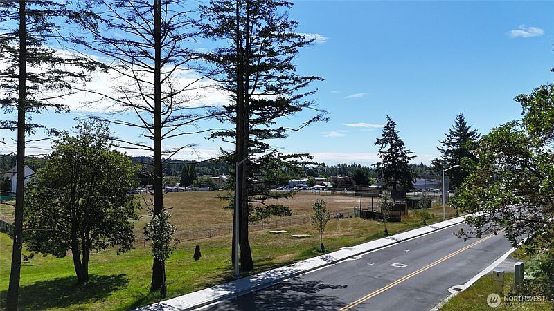 3rd image of 385 Marguerite Place