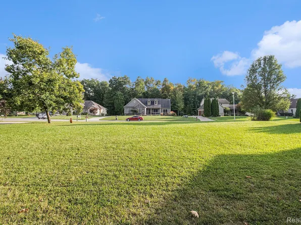 2495 Lindsay Ln, Grand Blanc, MI 48439