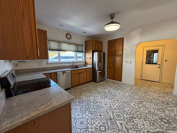 3rd image of 527 Alexander St