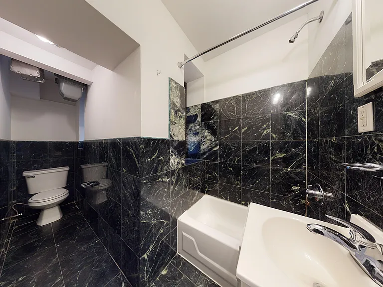 214 E 10th St #3 — Photo 8