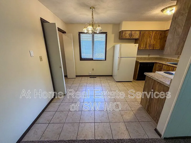 3 bed, 2.0 bath, 1227 sqft, $1,330 — Photo 3