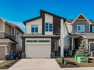 28 E Willow St, Cochrane, AB T4C 2V3