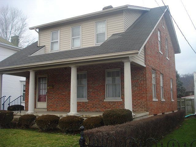 1st image of 621 E 2nd St