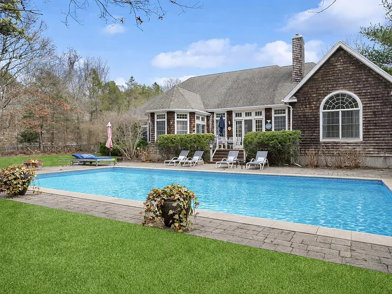 21 Corbett Dr — Photo 1