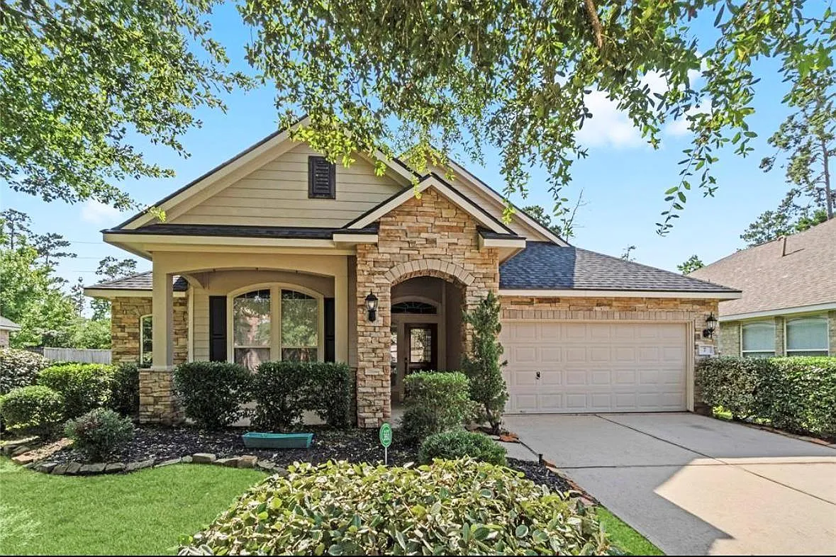 4 bed, 2.0 bath, 2242 sqft, $3,000 — Photo 2