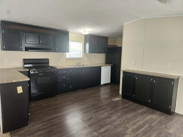 Broadview Estates — Photo 16