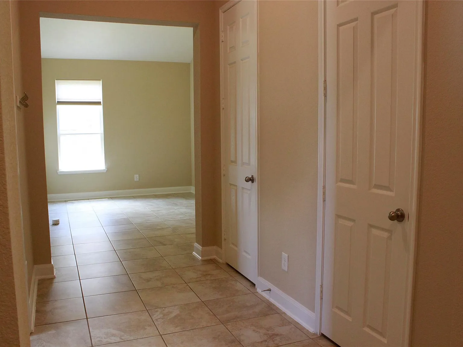 3 bed, 2.0 bath, 2612 sqft, $2,675 — Photo 4