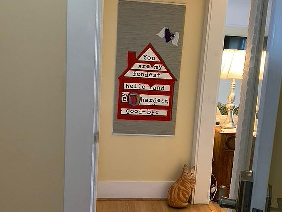 Living room to the right in the vestibule