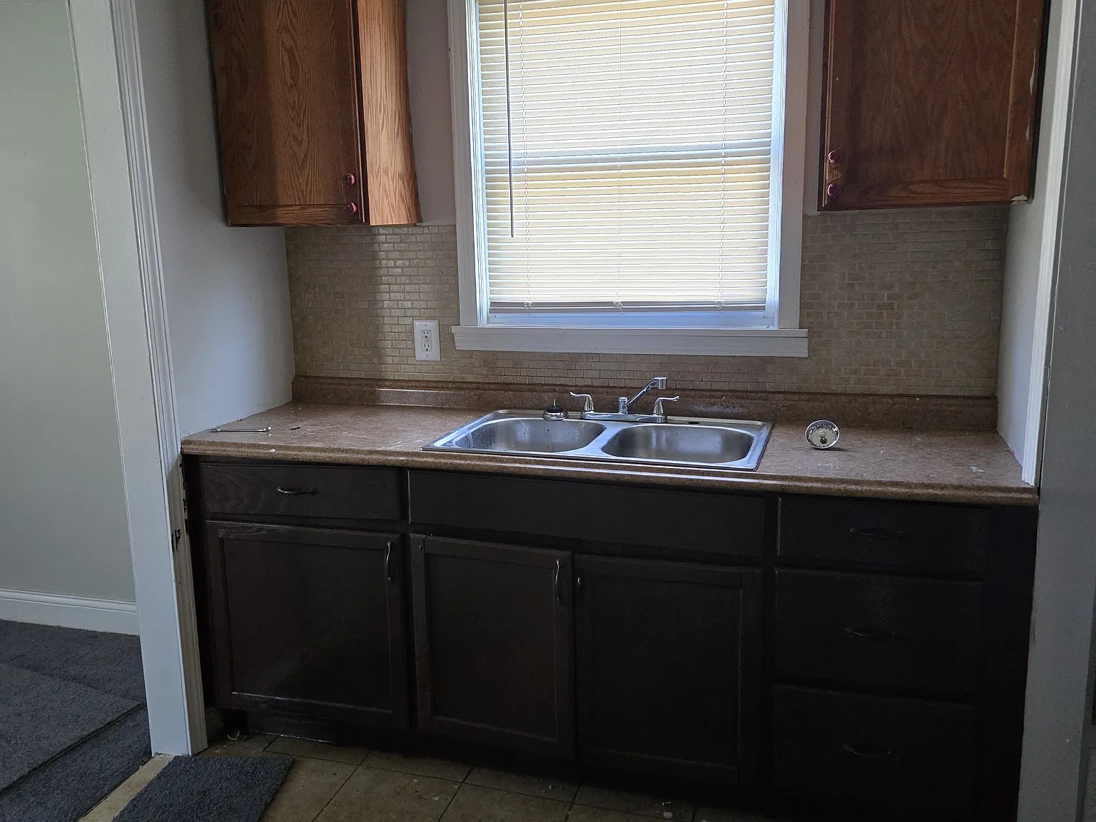 Nice Bungalow Located On The East Side — Photo 4