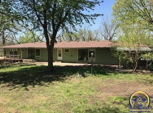 906 S 6th St, Osage City, KS 66523