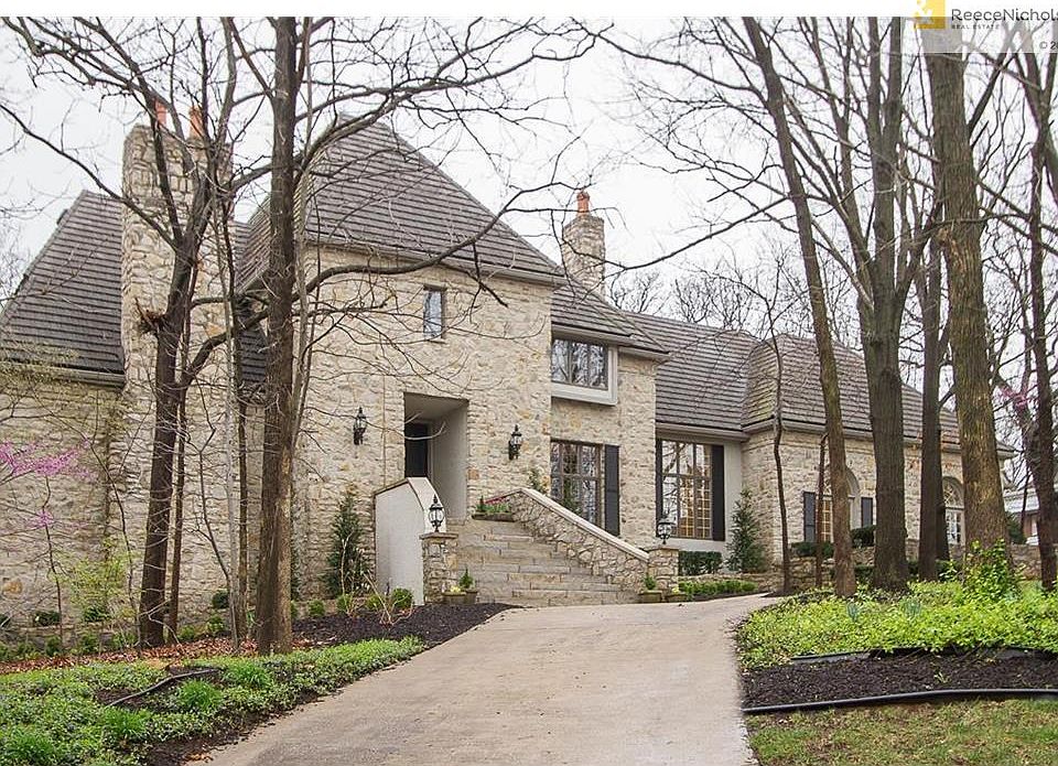 Welcome to 8435 Maplewood Lane in lovely gated community of Maplewood.
