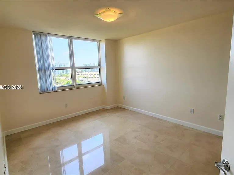 19501 W Country Club Dr #704 — Photo 13