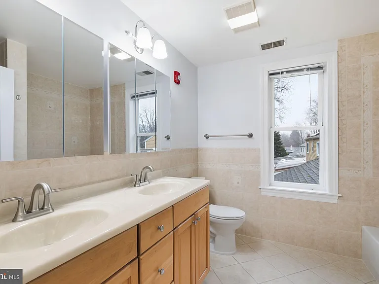 711 Lamberton Dr — Photo 34