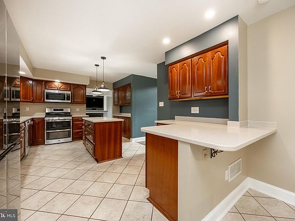 4th image of 17 Somerset Dr