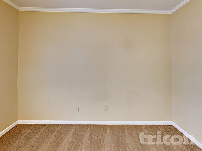 2820 Royal Ridge Ln — Photo 8