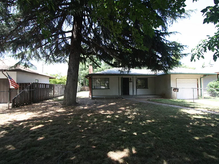 1025 E Saginaw Way — Photo 1