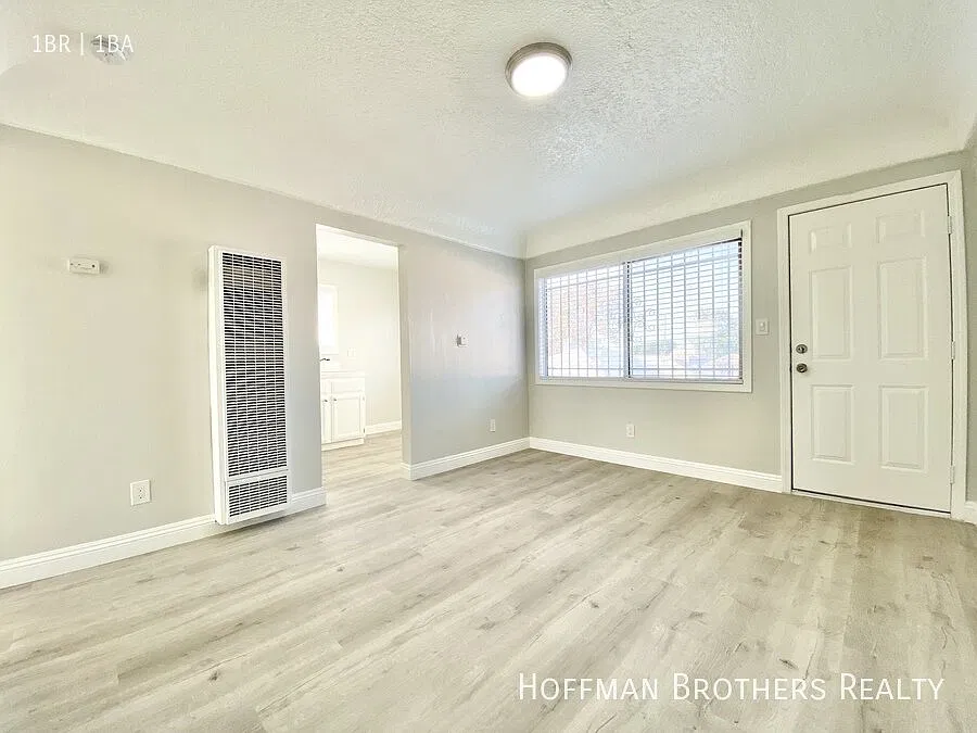 **Move-In Special**South la One-Bedroom With Garage Parking, Fresh Paint & Laminate Floors | Sect... — Photo 3