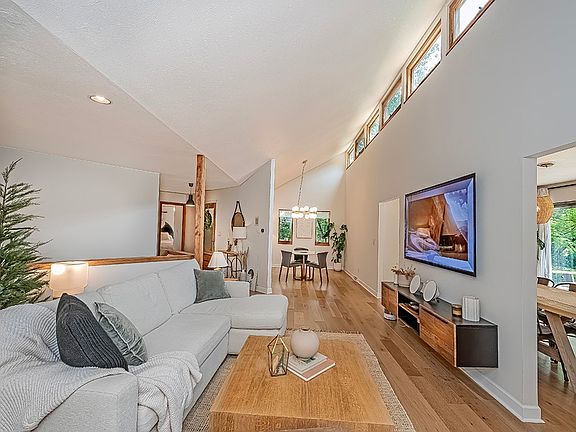 4th image of 554 Rolling Green Dr