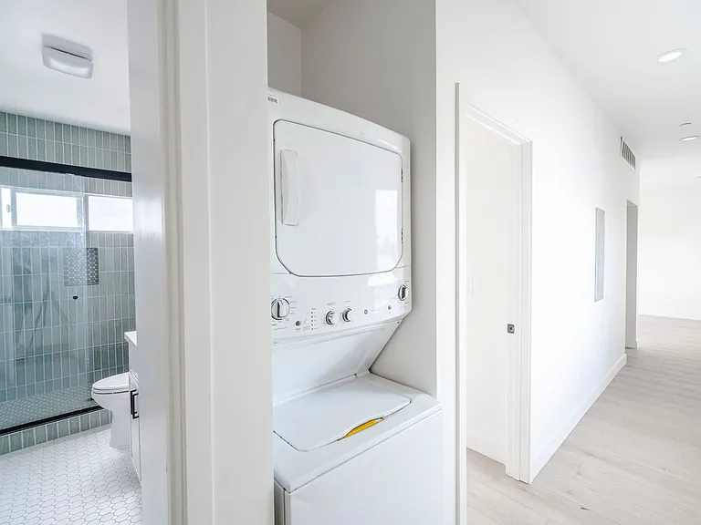 2860 Webster Ave — Photo 27