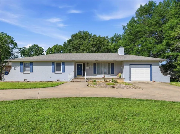 805 Southridge Rd, Osage City, KS 66523