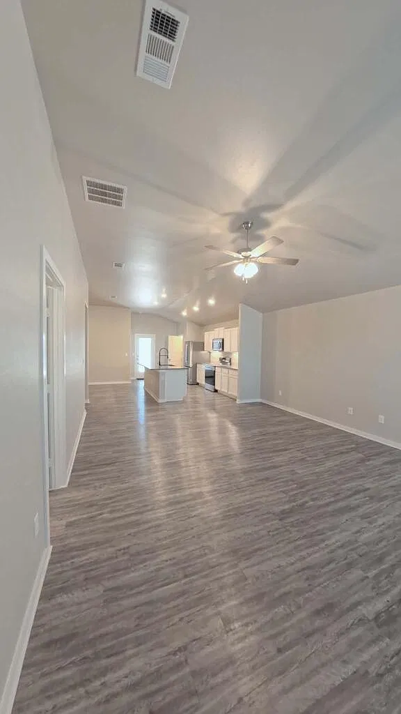 3 bed, 2.0 bath, 1736 sqft, $2,400 — Photo 2