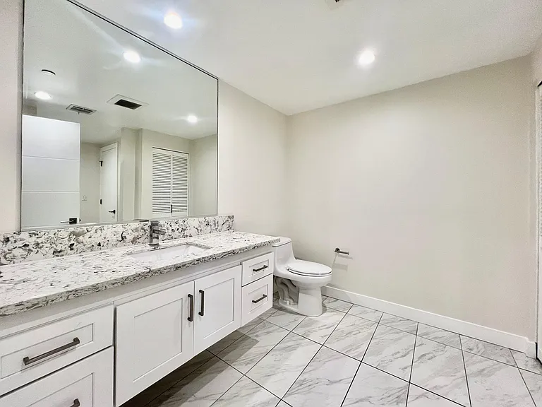 340 N Oxford Ave #202 — Photo 19