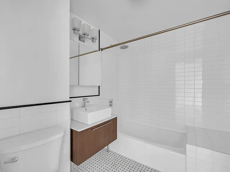 419 E 117th St #PENTHOUSE — Photo 15
