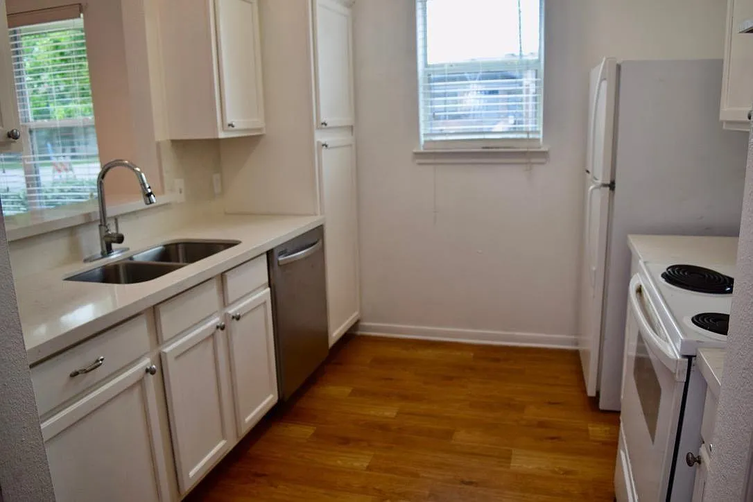 2 bed, 1.0 bath, 874 sqft, $1,400 — Photo 2