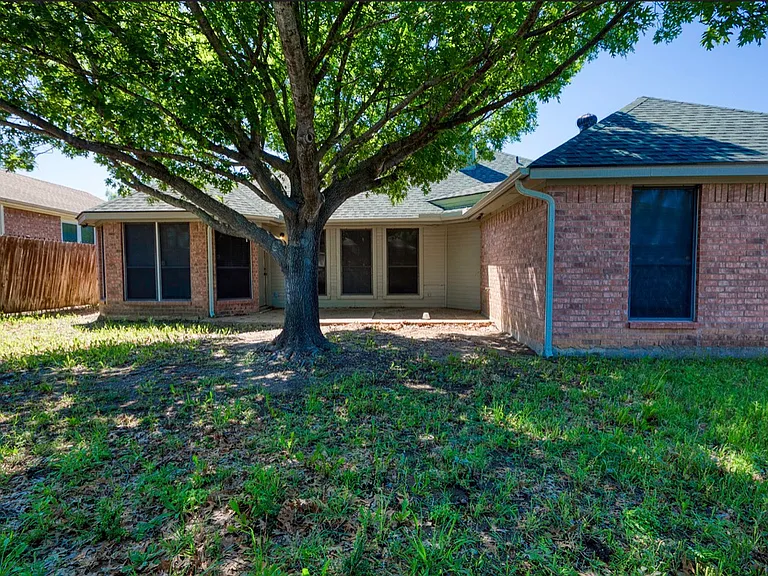 8423 Creekbluff Dr — Photo 10