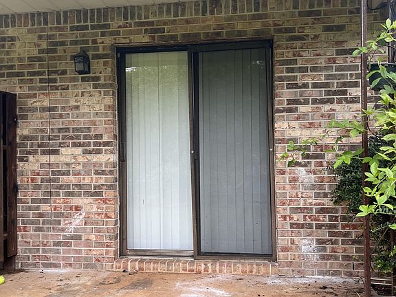 3rd image of 380 Gordon Dr
