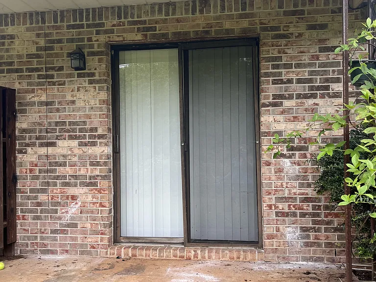 380 Gordon Dr — Photo 3