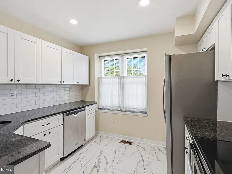 204 Livingston Ct — Photo 6