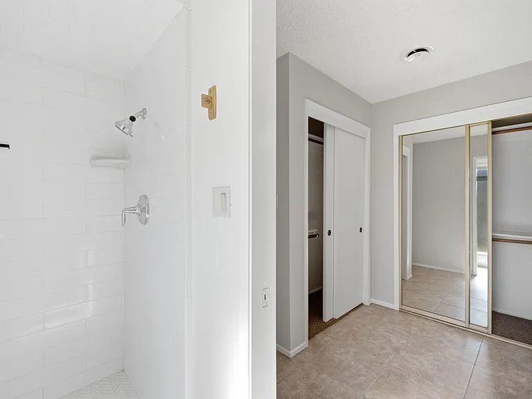 3301 Park Bend Ct — Photo 2