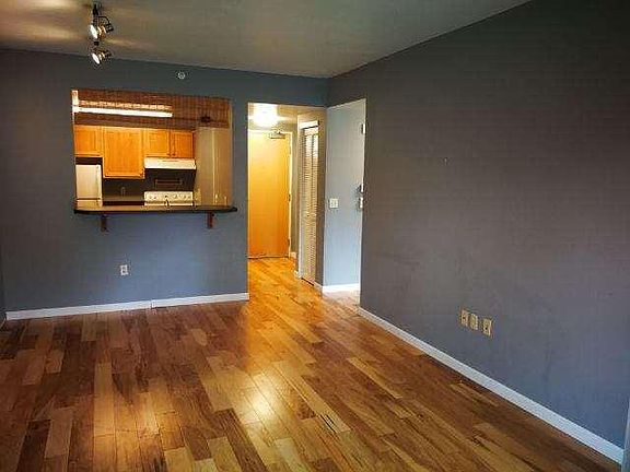 4th image of 701 Columbia St APT 306