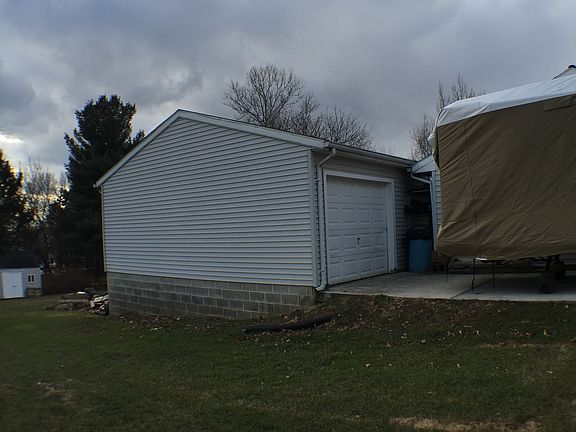Detached garage