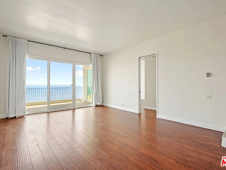 18103 Coastline Dr #8 — Photo 4