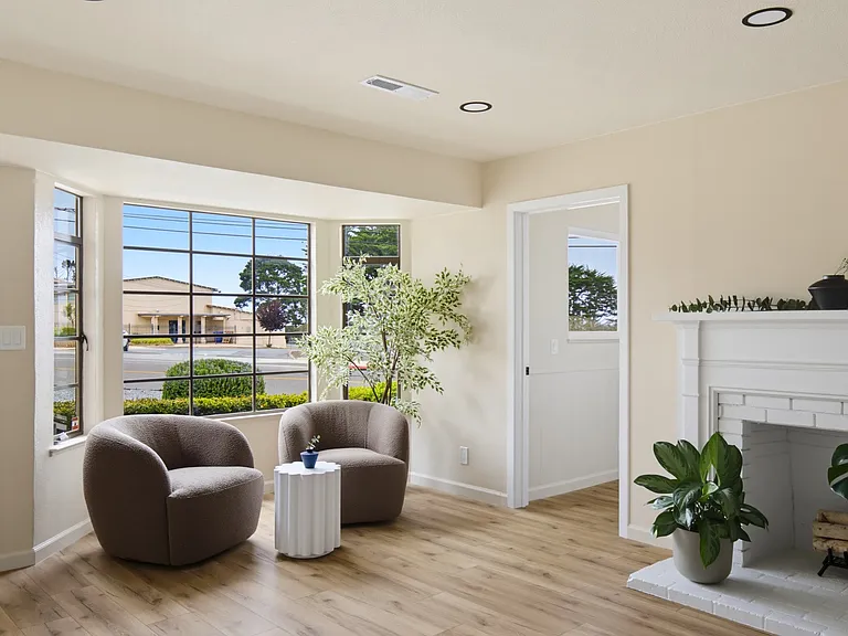 Living room with front lounge area (Pic 1)