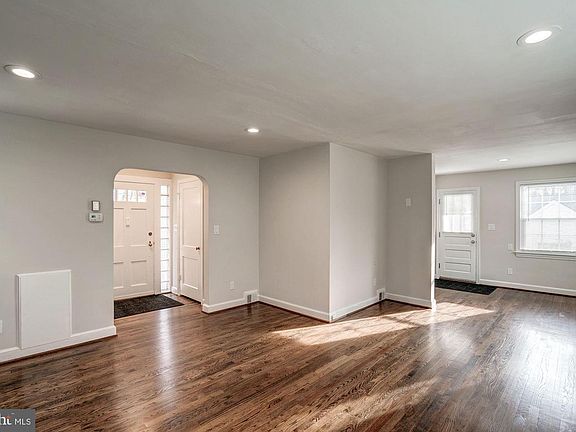 3rd image of 2836 Woodlawn Ave
