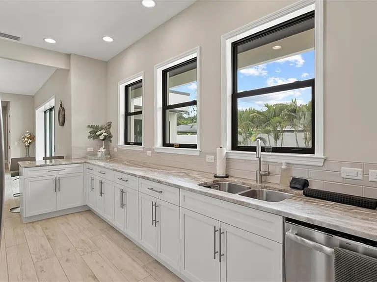 1905 Tulip Dr — Photo 18