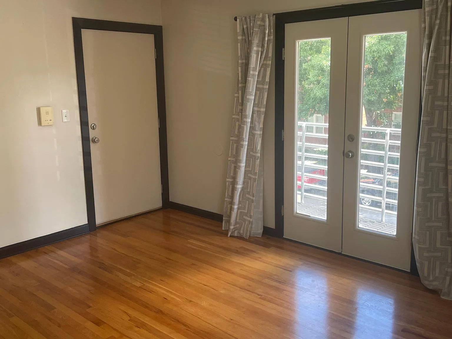 4540 Broadway — Photo 4