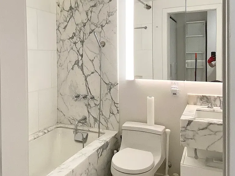 135 E 54th St #10F — Photo 10