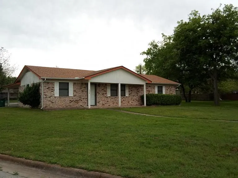 320 Jean Dr — Photo 2