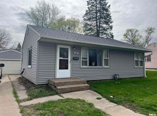 1601 S 14th St, Clinton, IA 52732