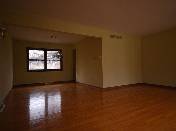 5th image of 18W260 Claremont Dr